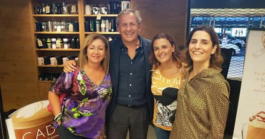 Lidia Monzón, Álvaro Salafranca y Davinia Armas, entre otros, en Starbucks de Las Palmas capital