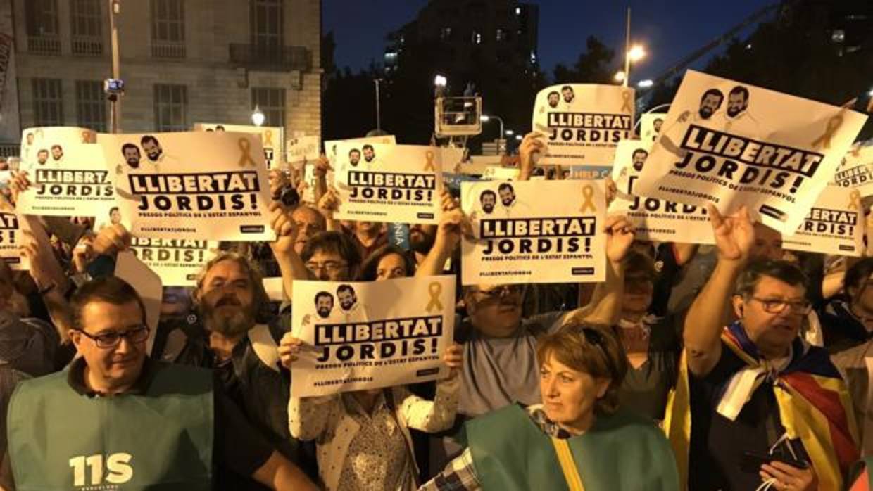 Los asistentes llevaban pancartas con el lema "Llibertat Jordis!" y velas