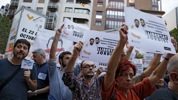 Manifestación silenciosa en Valencia para pedir la libertad de Sánchez y Cuixart