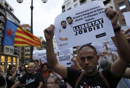 Imagen de la concentración para pedir la libertad de «los Jordis» en Valencia