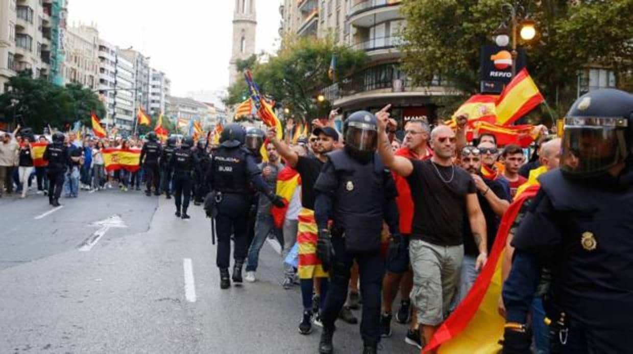 Policiías intervienen para frenar las agresiones durante el 9 d'Octubre en Valencia