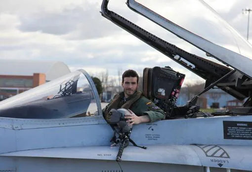 El piloto Fernando Pérez, en un caza F-18