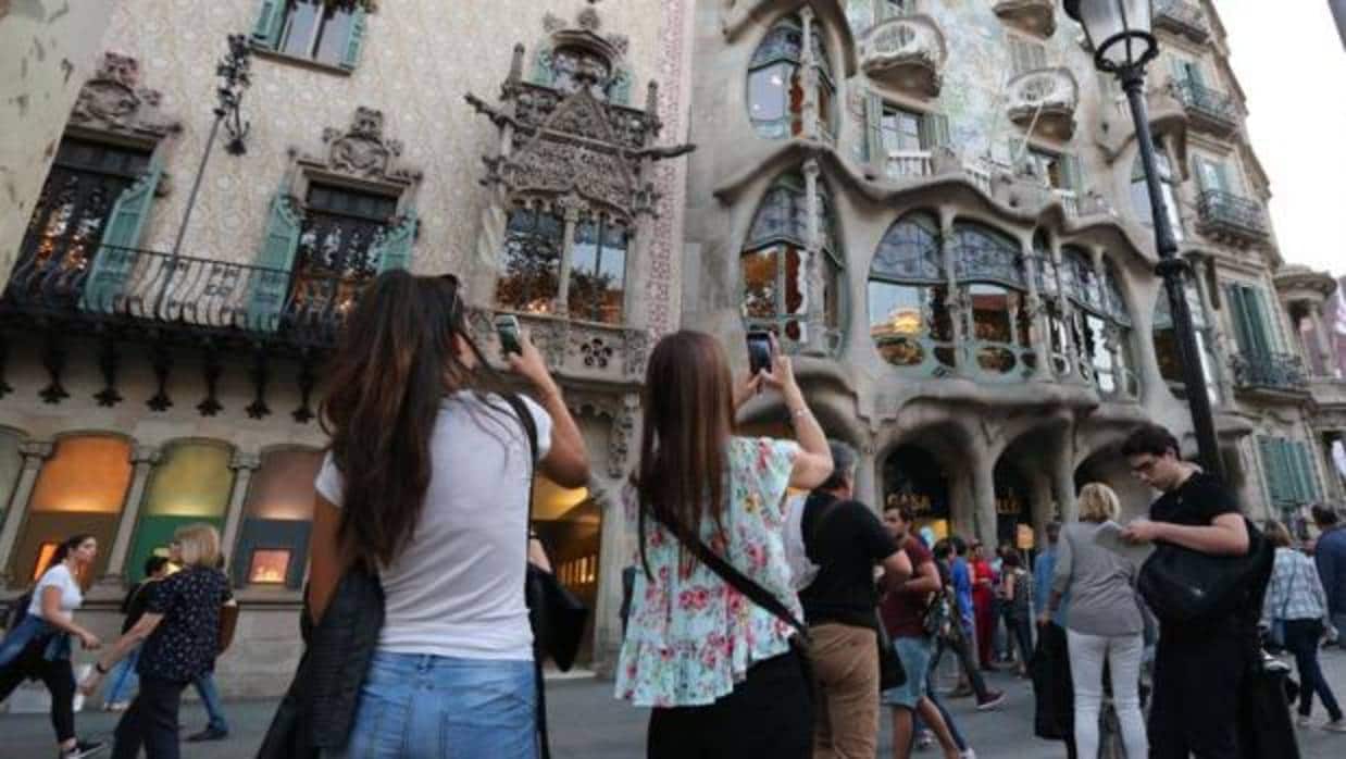 Decenas de turistas, contemplando este mes la Casa Batlló de Barcelona