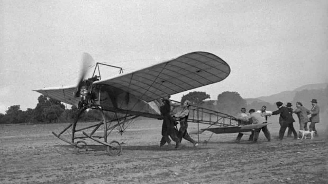 Fotografía de principios del siglo XX, durante una prueba de aviación llevada a cabo en tierras oscenses
