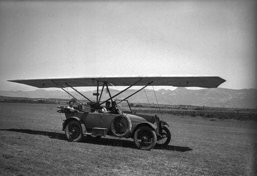 Una de las imágenes históricas que se muestran en la exposición sobre la aviación oscense