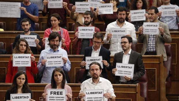 La bronca de Pastor a Podemos y PDeCAT: «No van a contaminar el Congreso»