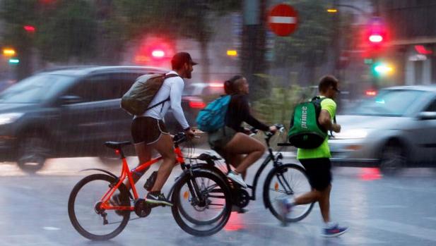 Lluvias de 33 litros, 10.000 rayos y caen cuatro grados las temperaturas máximas en la Comunidad