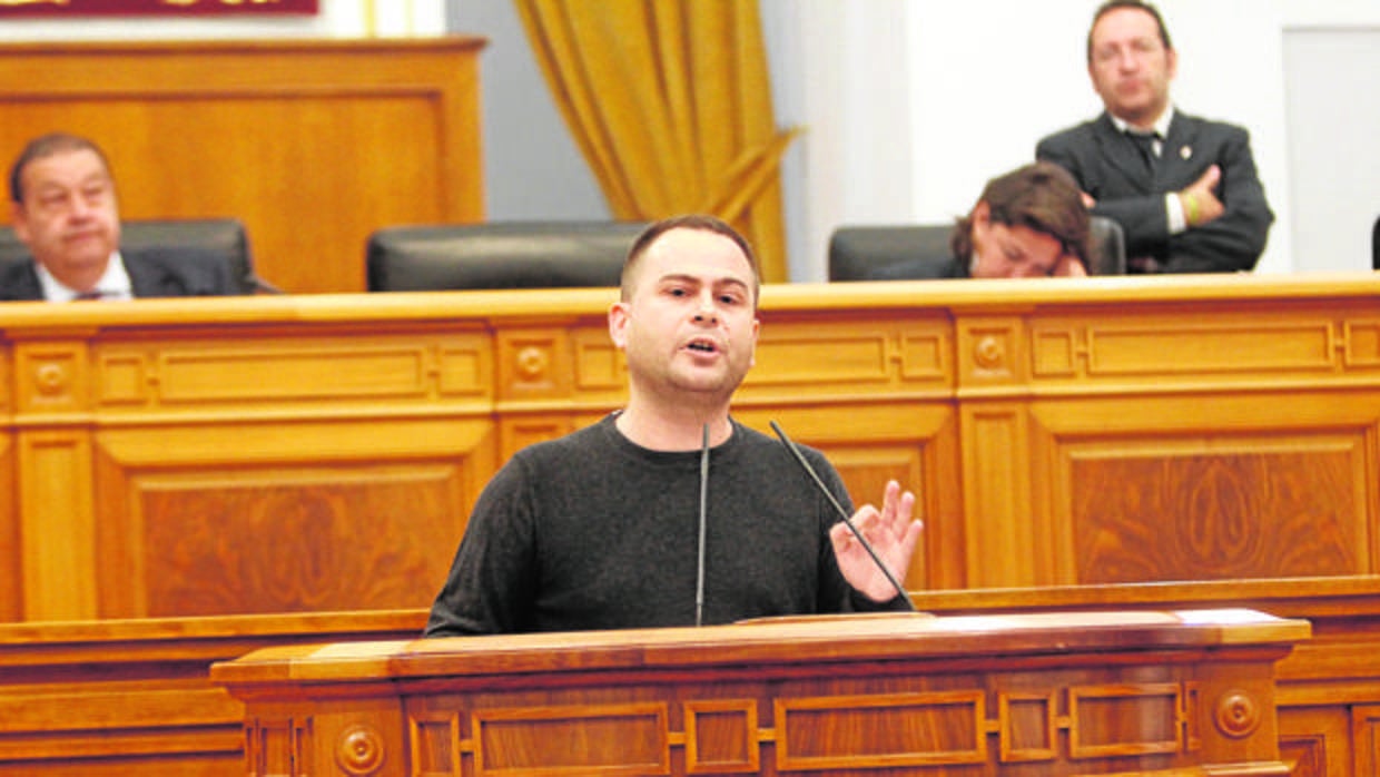 El diputado de Podemos, David Llorente, ayer en la tribuna del Parlamento de Castilla-La Mancha