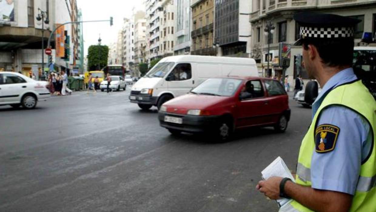 Imagen de archivo de un policía de tráfico en Valencia