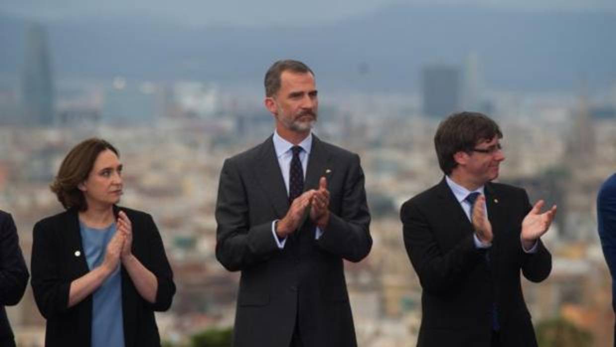 Colau, el Rey y Puigdemont, el pasado julio en el homenaje a los Juegos Olímpicos de Barcelona