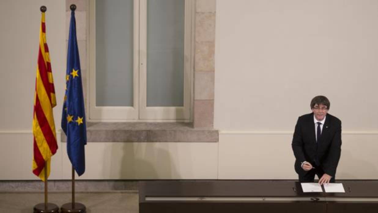 Puigdemont, en el momento de firmar la declaración unilateral de independencia, suspendida después