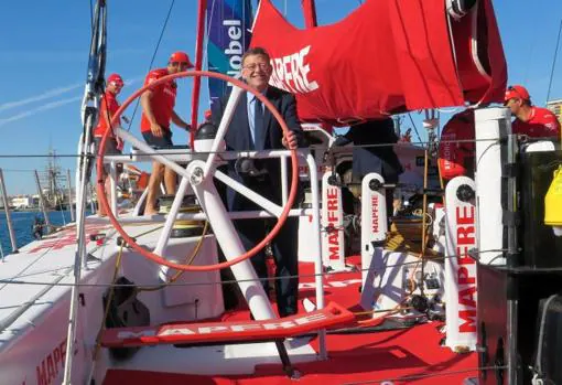 El presidente de la Generalitat, Ximo Puig, coge el timón del barco del equipo española