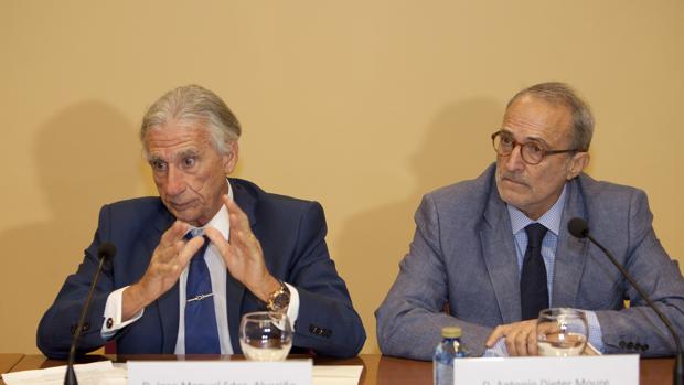 Arias no dimitirá pese a la petición de sus dos predecesores en la CEG