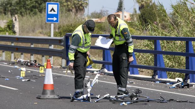 Un ciclista de 51 años muere tras salirse de la carretera y chocar contra un obstáculo en la CV-705