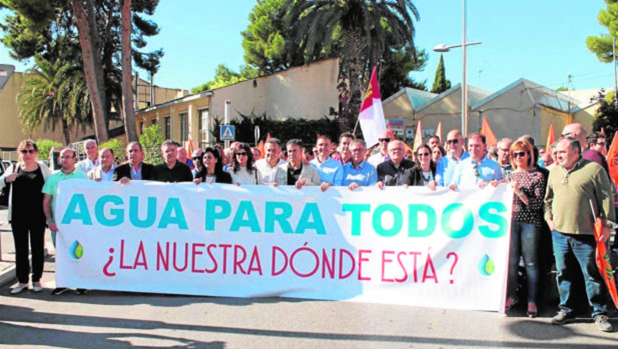 Algunos de los asistentes a la manifestación celebrada en Hellín