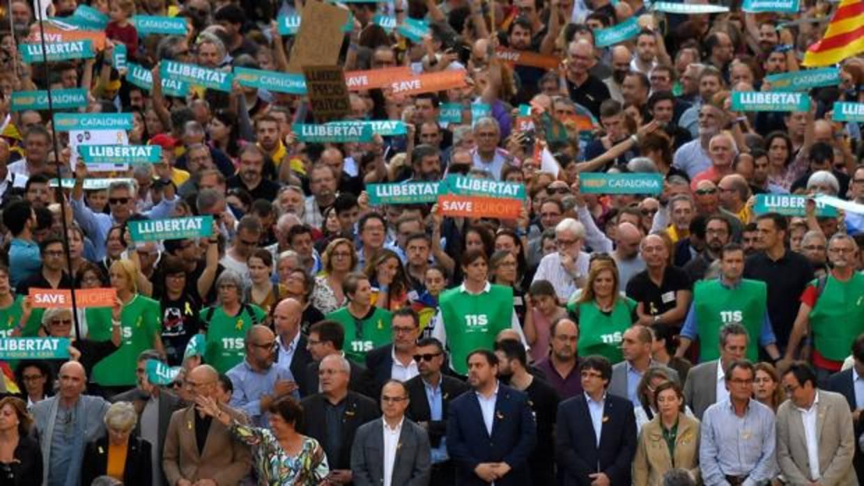 Miles de personas, con Govern al frente, protestan en Barcelona contra el 155