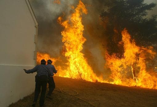Incendio en Avión (Orense), durante la oleada que asoló el monte gallego en 2006