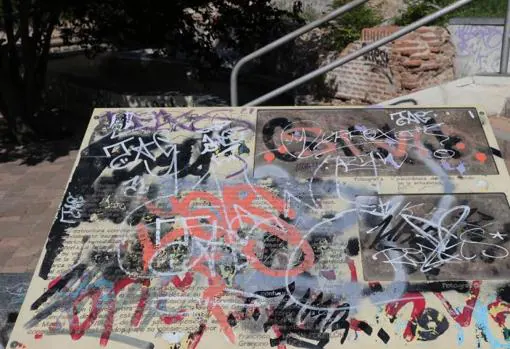 Los grafitis emborronan todos los carteles explicativos. El abandono también afecta a los jardines, que se rehabilitarán