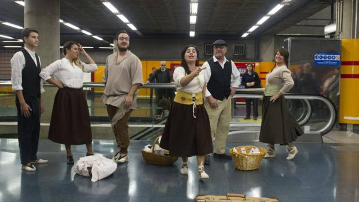 Un grupo de actores de la compañía Expresión, de Orihuela, recitando poemas de Miguel Hernández en el Metro de Madrid