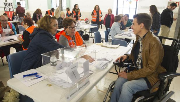 La consulta sobre las once plazas utiliza un sistema piloto de recuento que lee 220 papeletas por minuto