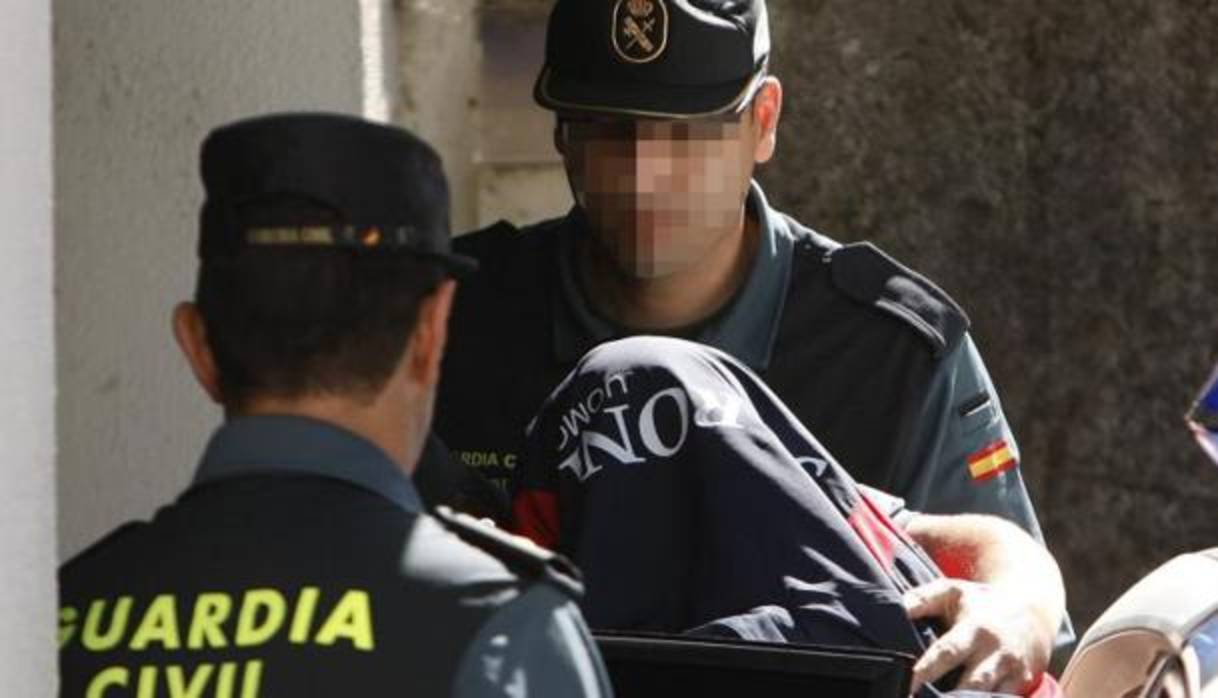 La Guardia Civil con el acusado del doble crimen de Arbo