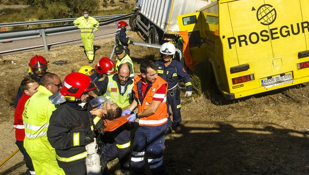 Cuatro heridos en una colisión entre un camión y un furgón blindado en Ciudad Rodrigo