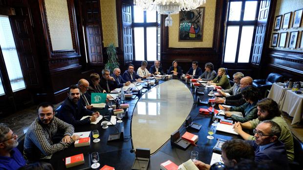 Ocho senadores catalanes comparecen este martes en el Parlament por el 155