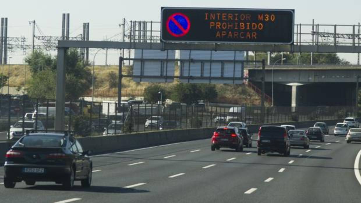 Un panel luminoso informa en la M-30 de la restricción en el estacionamiento