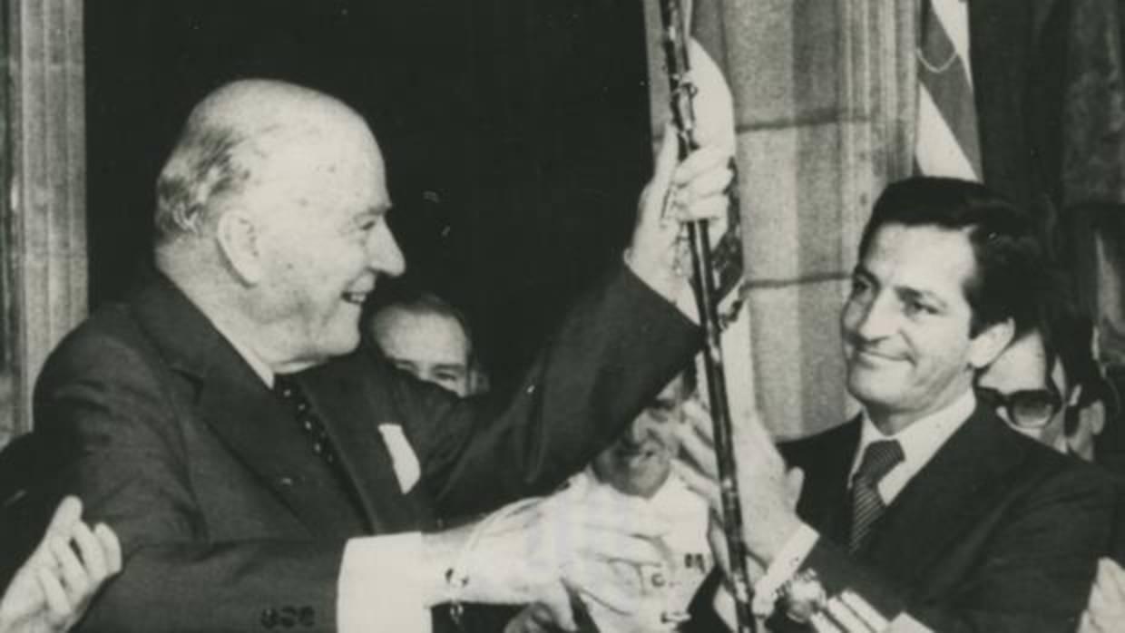 Histórico momento en el que Adolfo Suárez, presidente del Gobierno, entrega el bastón de mando al presidente de la Generalitad de Cataluña, Josep Tarradellas