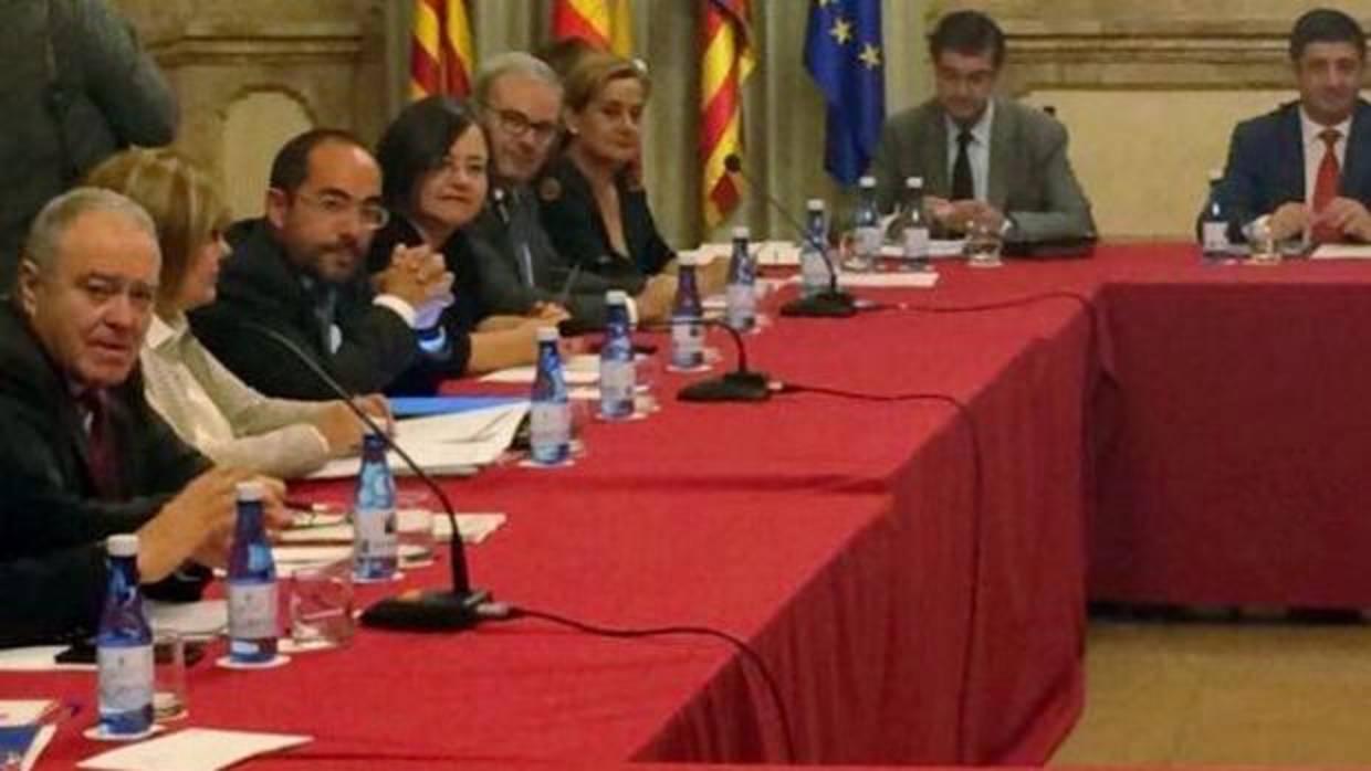 El oscense Miguel Gracia (primero por la izquierda), durante la reunión de la Comisión de Diputaciones de la FEMP