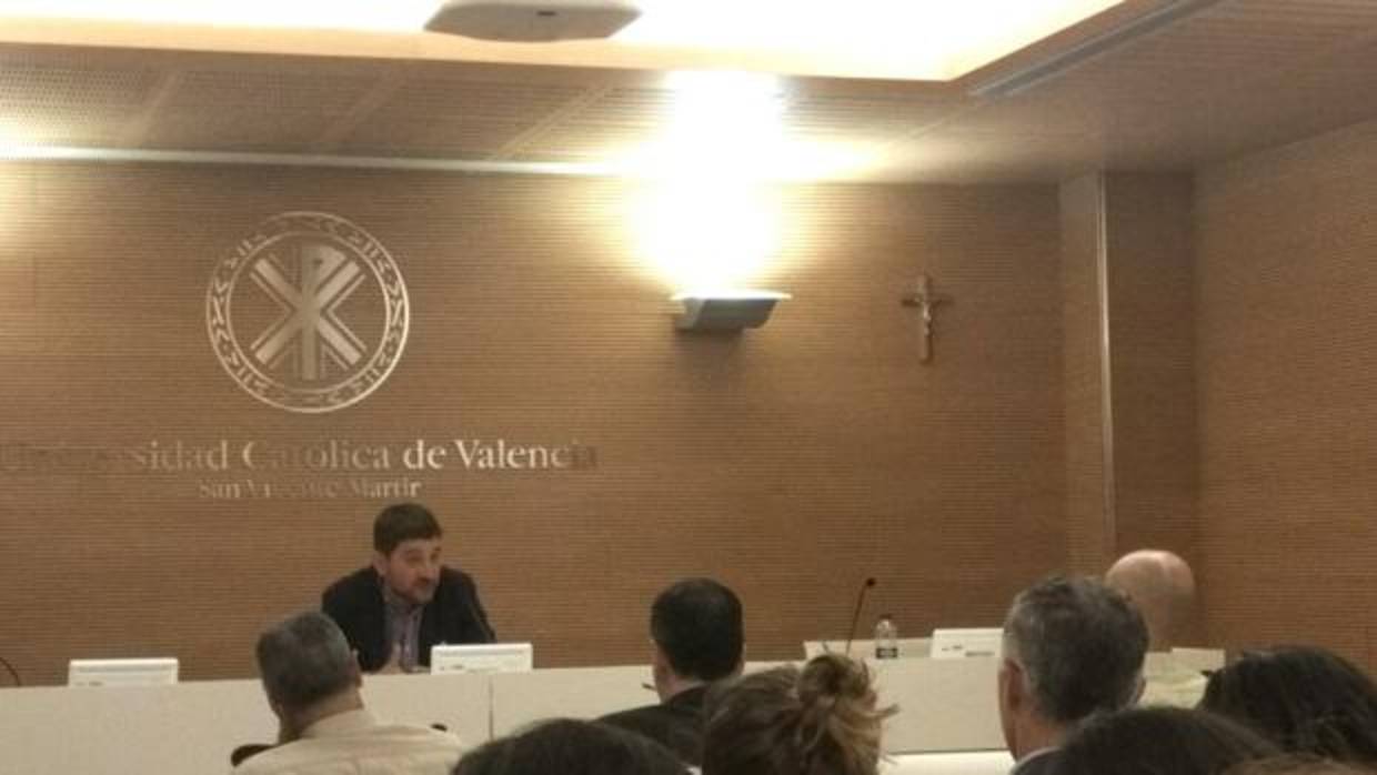 Imagen del delegado de ABC Comunidad Valenciana, Alberto Caparrós, durante su ponencia