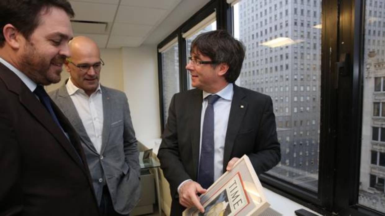 El «embajador» Davis, junto a Romeva y Puigdemont en la delegación de la Generalitat en Nueva York