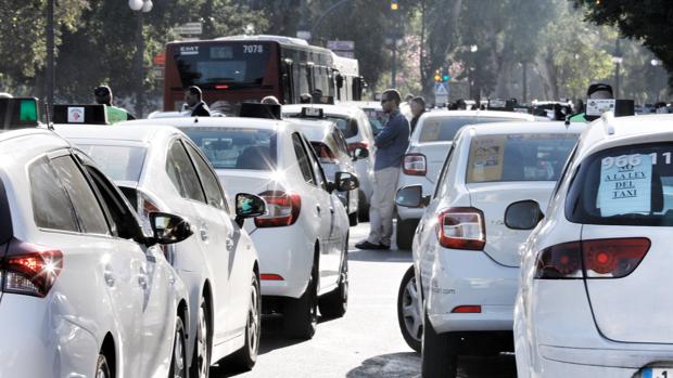 Un millar de taxistas protestan en Valencia contra de nueva Ley que vota mañana las Cortes