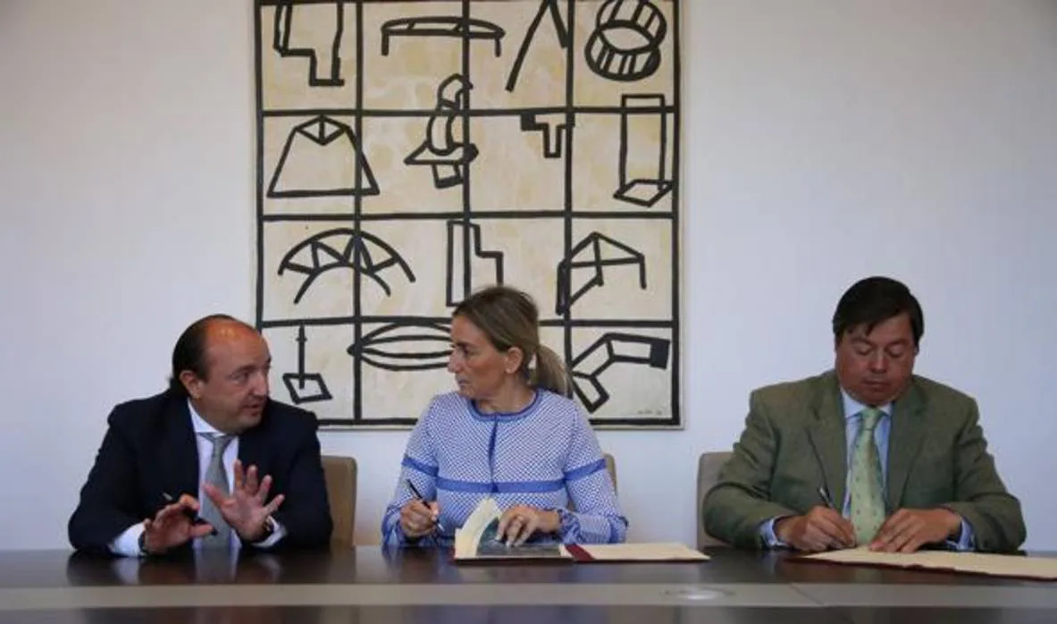Un momento de la firma del acuerdo de la alcaldesa y la inmobiliaria Vistahermosa