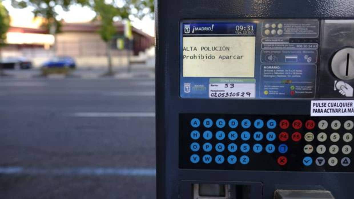 Un parquímetro informa de la prohibición de aparcar por alta polución