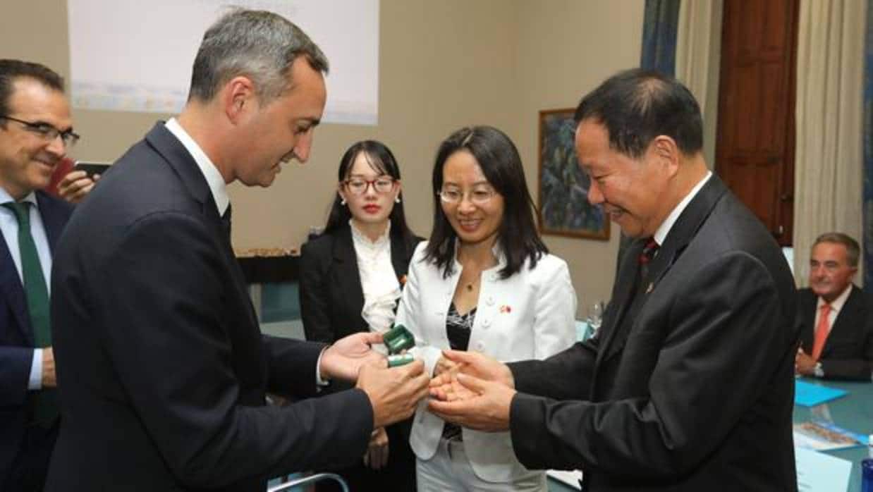 El presidente de la Diputación saluda a la delegación china
