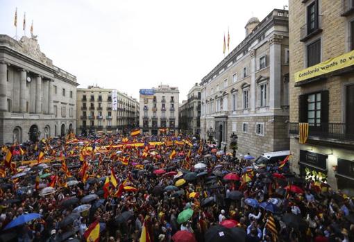 La Plaza de Sant Jaume se llenó el 30 de septiembre de banderas españolas