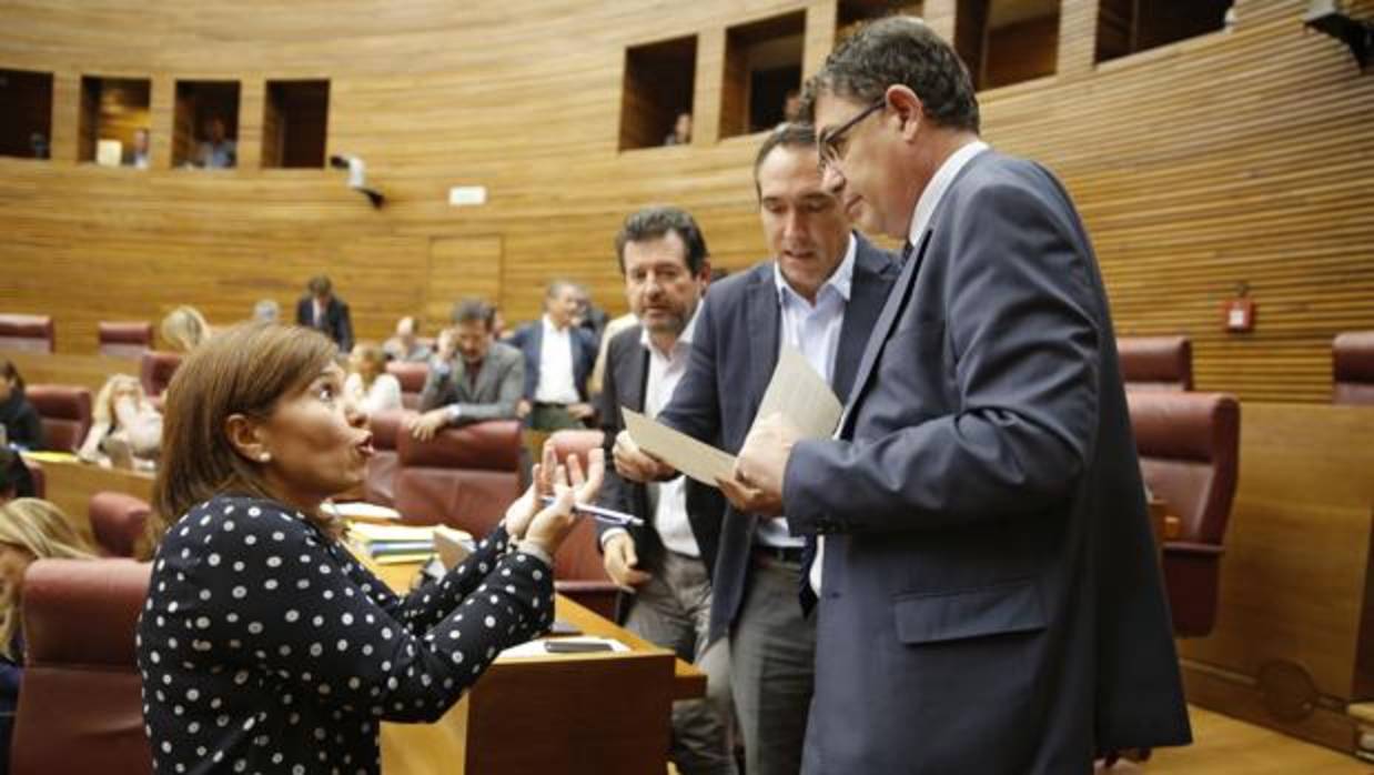 El presidente de las Cortes, Enric Morera, junto a la síndica del PP y varios diputados