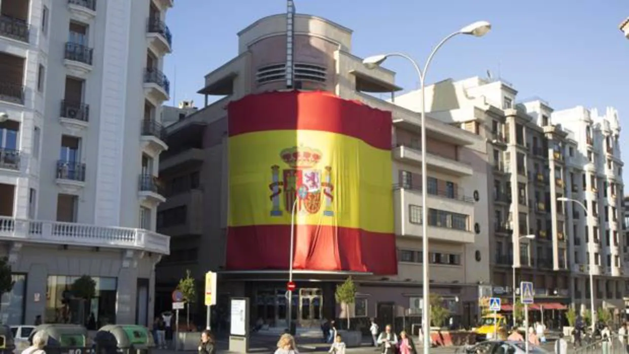 Fachada del Teatro Barceló, con una bandera de España