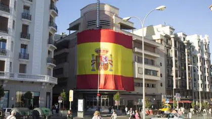 Una gran bandera cuelga de la fachada del Teatro Barceló, en Tribunal