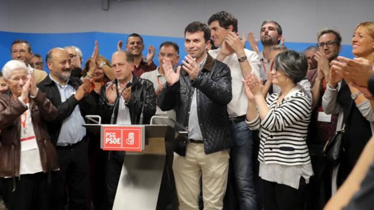 Gonzalo Caballero junto con miembros de su equipo tras ganar las pr imarias del PSdeG