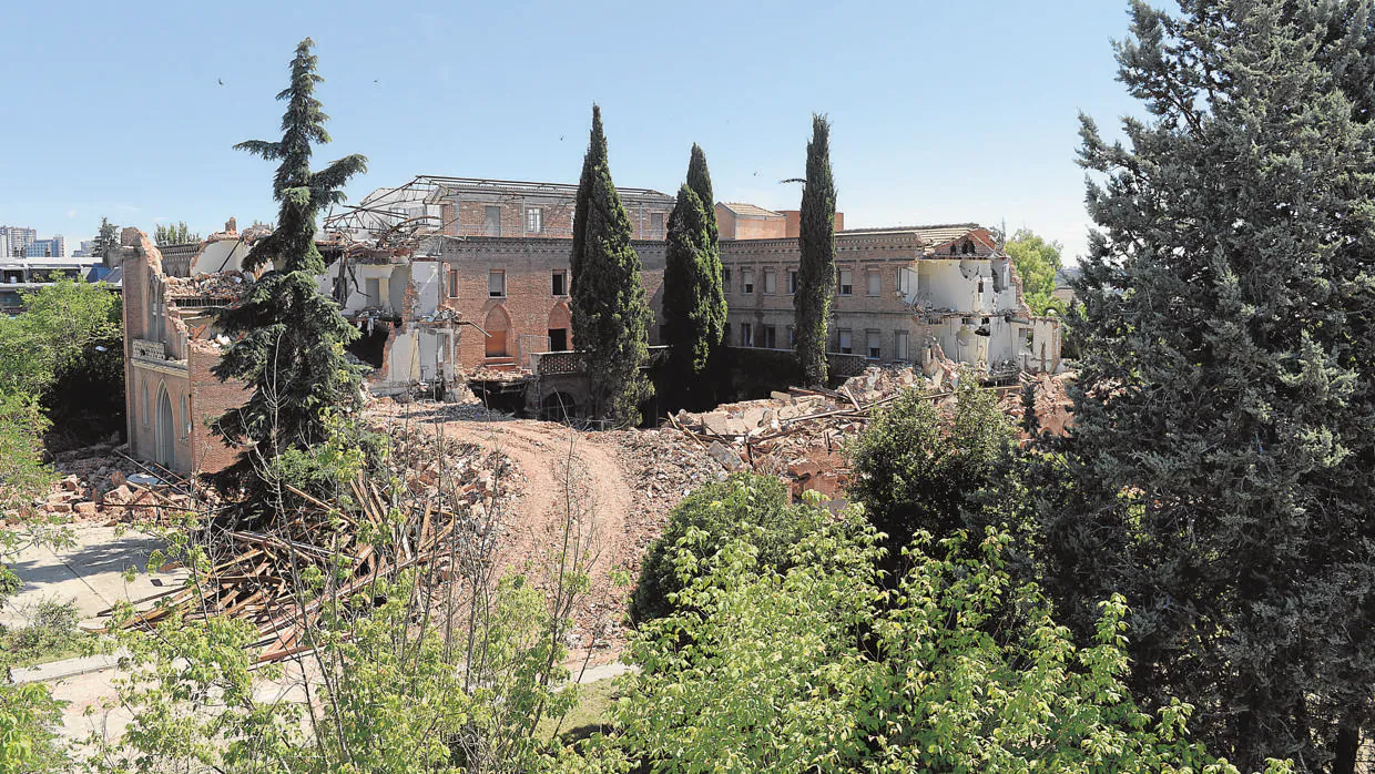 El convento ya se demolió casi a la mitad antes de verano