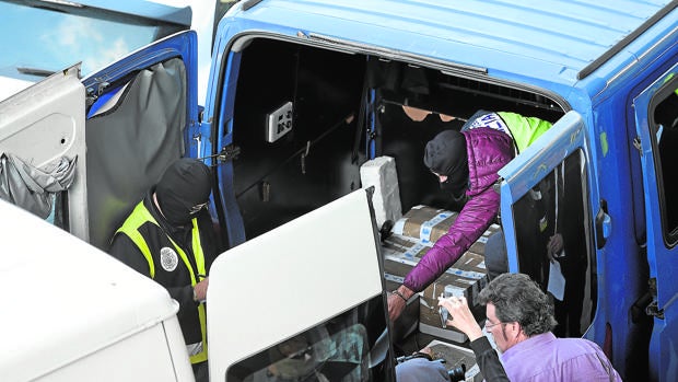 Dos coches camuflados custodiaban los documentos que los Mossos querían destruir