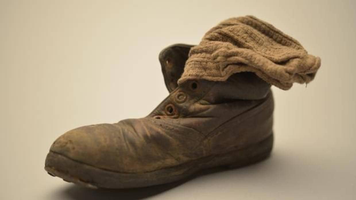Una bota infantil, con un calcetín, de la exposición «Auschwitz. No hace mucho. No muy lejos»