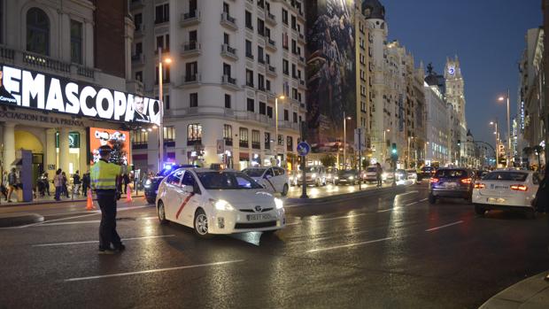 Se busca al misterioso conductor que dejó abandonado su coche en plena Gran Vía: fuerte, rapado y de 1,80