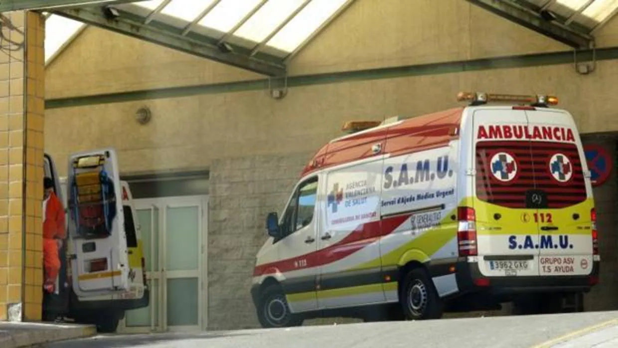 Imagen de archivo de una ambulancia del SAMU en el hospital General de Alicante