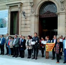 Concentración en apoyo al independentismo catalán que se celebró el 22 de septiembre en la puerta del Parlamento, donde se sumaron la presidenta del Gobierno, Uxue Barkos, y la del Parlamento, Ainhoa Aznárez (Podemos).