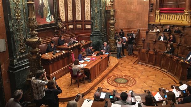 El pleno de Barcelona rechaza el 155 y pone más presión al pacto BComú-PSC