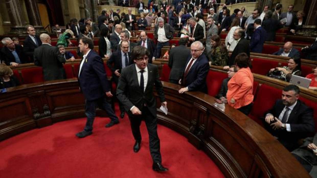 Puigdemont, ayer a su llegada al Parlamento catalán