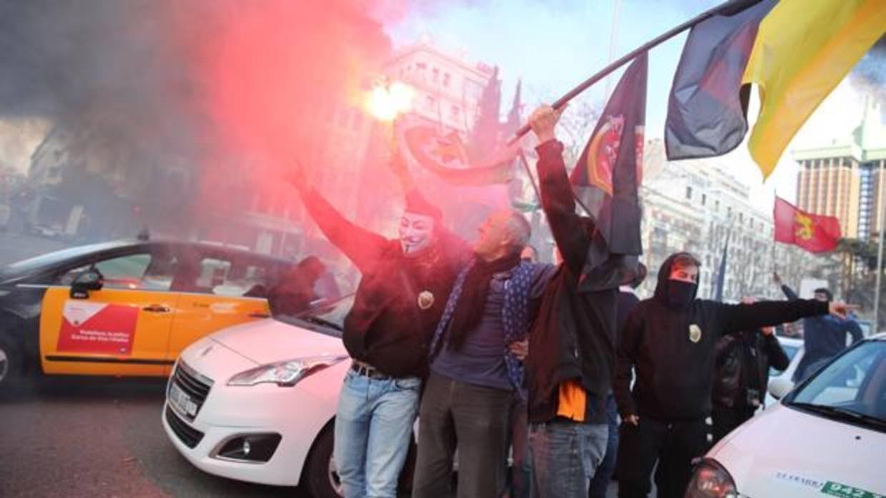 Manifestantes portan bengalas y banderas durante una protesta anterior, en el paseo de Recoletos